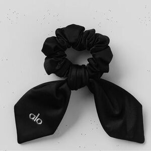 NWT ALO Yoga Airlift Rhythm Scrunchie in black (in unopened poly bag)